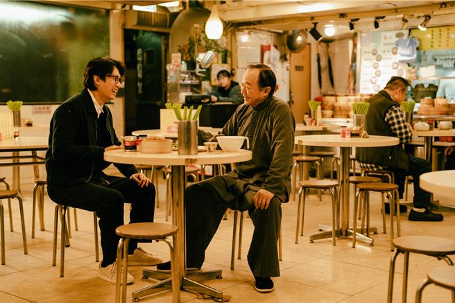 黃子華（左）跟許冠文緣牽30年惺惺相惜。（華映娛樂提供）