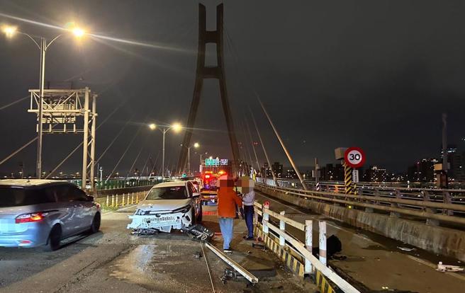 李女驾驶试乘车，不慎在新北大桥自撞。（三重警分局提供）