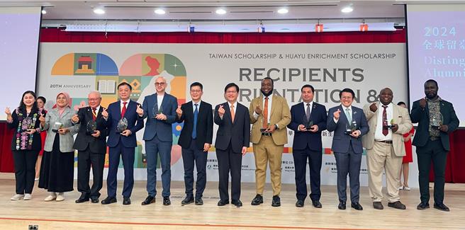 「第4屆全球留台傑出校友獎」受獎者合影。（教育部提供／林志成台北傳真）