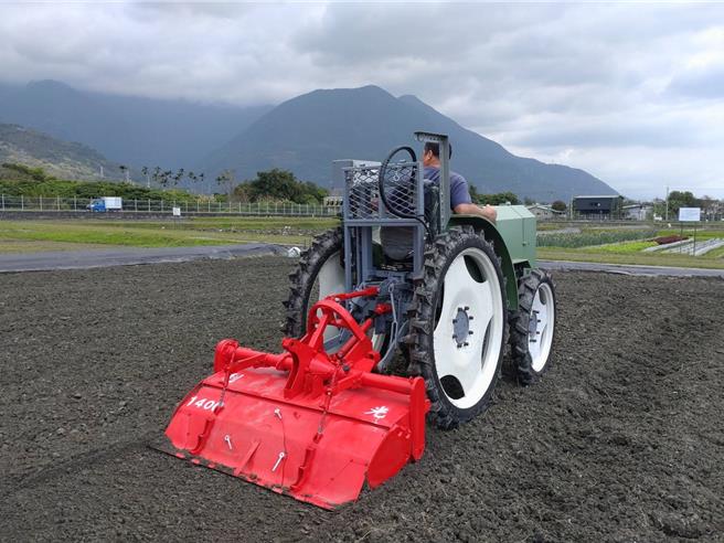 農業部花蓮區農業改良場2024年研發「多功能電動作業車」，取代現行的燃油式曳引機。（圖／農業部提供）