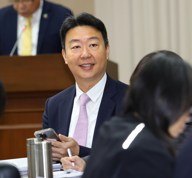 立法院交通委员会20日邀请交通部长陈世凯（见图）、民用航空局长、桃园国际机场公司董事长、中华航空公司董事长及桃园航勤公司董事长就「如何强化遭遇显着危害天气现象之飞航安全与人力配置暨如何落实地面勤务之安全规范」进行专题报告并备质询。（刘宗龙摄）