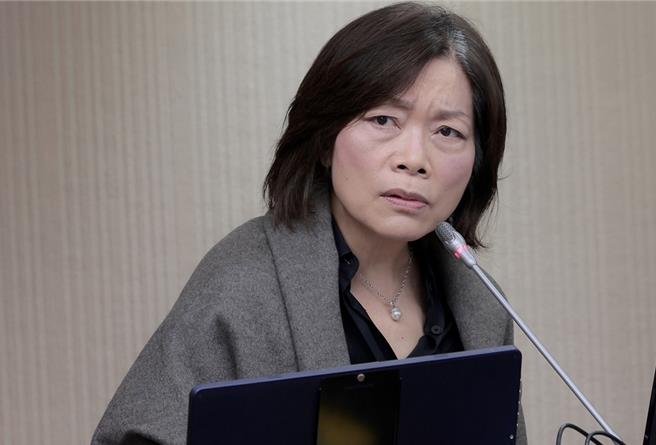 劳动部19日上午召开记者会，说明公务员轻生事件的调查结果，劳动部长何佩珊也宣布，谢宜容调离北分署长一职，并降调为非主管职。（郭吉铨摄）