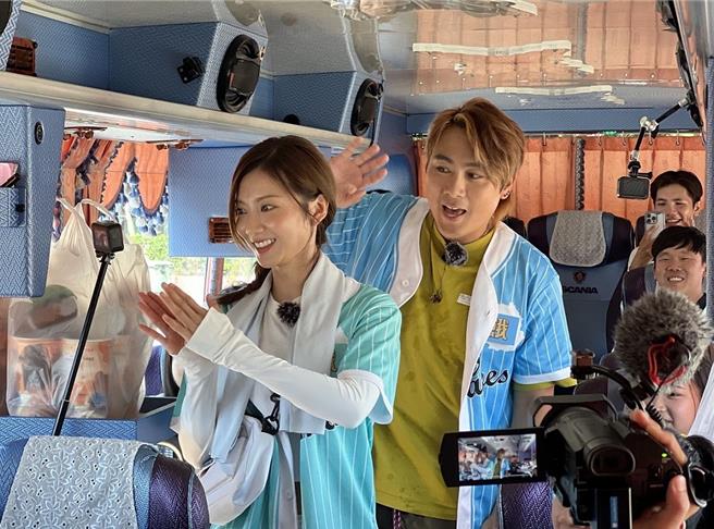 蔡黄汝（左）、王仁甫在《飢饿游戏》互动逗趣。（中视提供）