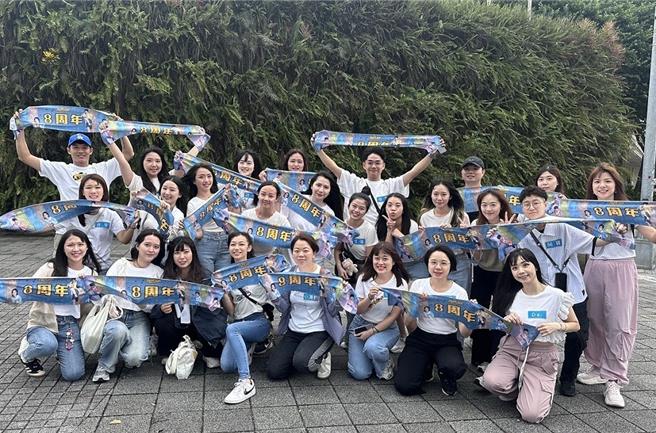 《飢饿游戏》主持人们北部粉丝合影。（中视提供）