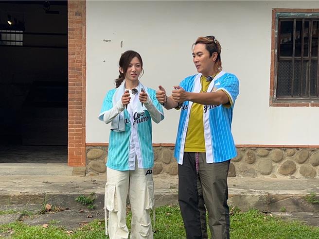 蔡黄汝（左）按电笔崩溃。（中视提供）