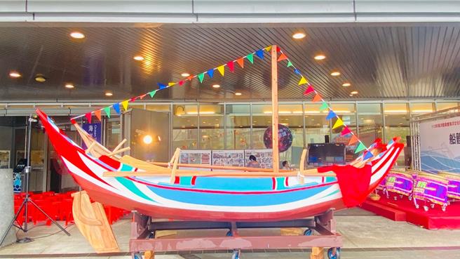 海洋委員會及國立海洋科技博物館耗時半年，以純手工打造，成功重現當年的木造八斗子罾子船。（海科館提供／徐佑昇基隆傳真）