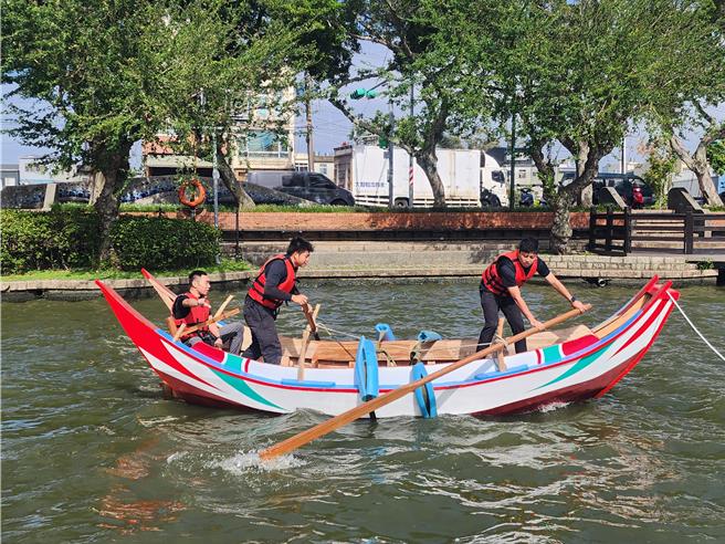 海洋委員會及國立海洋科技博物館耗時半年，以純手工打造，成功重現當年的木造八斗子罾子船。圖為下水測試可成功航行。（海科館提供／徐佑昇基隆傳真）