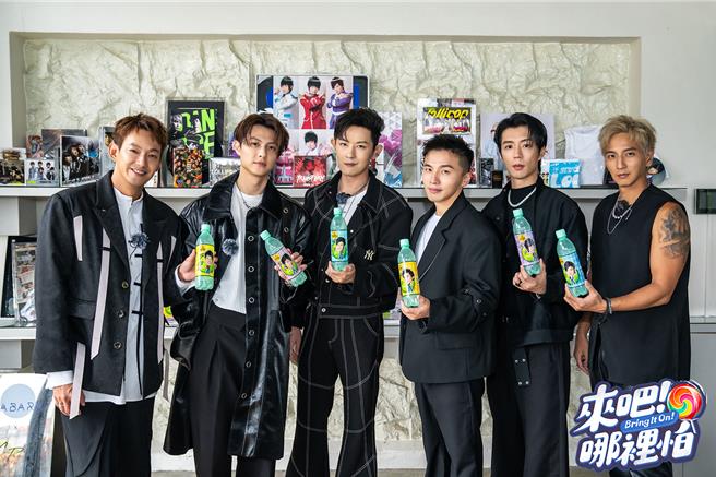 威廉（左起）、王子、敖犬、阿纬、小杰、小煜睽违15年合体了，拿着当年代言的哈密瓜汽水掀起回忆杀。（TVBS提供）