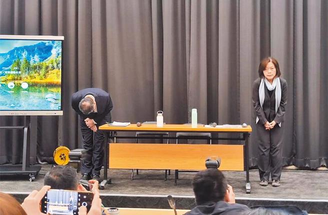 勞動部所屬的勞動力發展署北分署發生職場霸凌，引起外界高度關注，勞動部部長何佩珊（右）及政務次長許傳盛（左）鞠躬道歉。（林良齊攝）