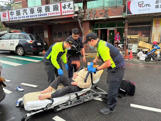 基隆一名吳姓79歲老翁於18日騎機車行經基隆市中正區新豐街、和豐街口時摔車還被機車壓在地面上動彈不得。警方巡邏發現老翁已無呼吸心跳，趕緊為老翁施作CPR，成功救回老翁一命。（基隆市警察局提供／徐佑昇基隆傳真）