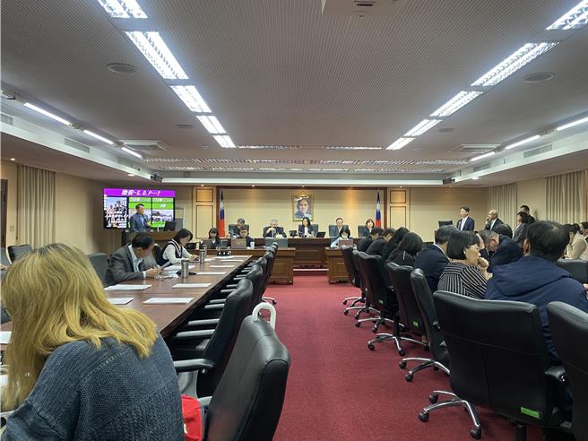 國民黨立委魯明哲20日在立法院交通委員會質詢，提出地勤作業問題，要求桃勤公司改善。（蔡明亘攝）