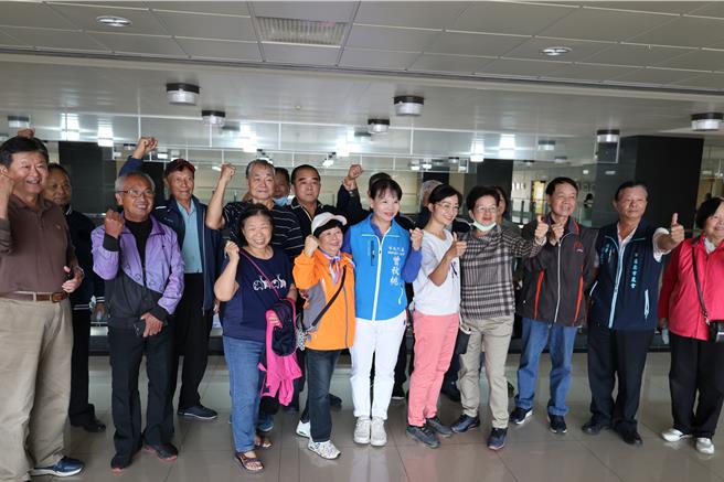 苗栗市農會職員楊秀玲在一群市農會理監事、現職及退休職員的陪同下，20日現身苗栗縣政府農業處登記候聘總幹事。（謝明俊攝）