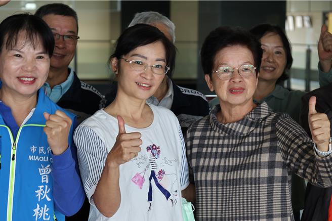 苗栗市農會職員楊秀玲（中）在一群市農會理監事、現職及退休職員的陪同下，20日現身苗栗縣政府農業處登記候聘總幹事。（謝明俊攝）