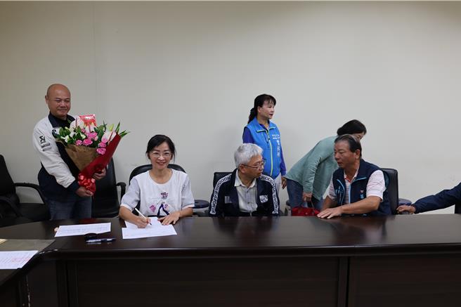 苗栗市農會職員楊秀玲（左二）在一群市農會理監事、現職及退休職員的陪同下，20日現身苗栗縣政府農業處登記候聘總幹事。（謝明俊攝）