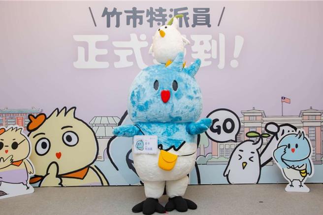 新竹市的吉祥物「皮卡特派员」，是以市鸟喜鹊为发想，但市议员林彦甫指出，市府明明有「皮卡」却被晾在一旁，办活动反而花上千万买国际IP授权，批评是浪费公帑。（新竹市政府提供／王惠慧新竹传真）