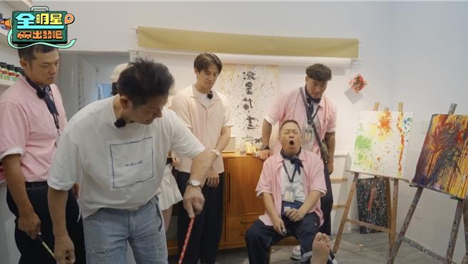 徐乃麟（左）在節目中重現打腳底板的經典畫面。（好看娛樂提供）