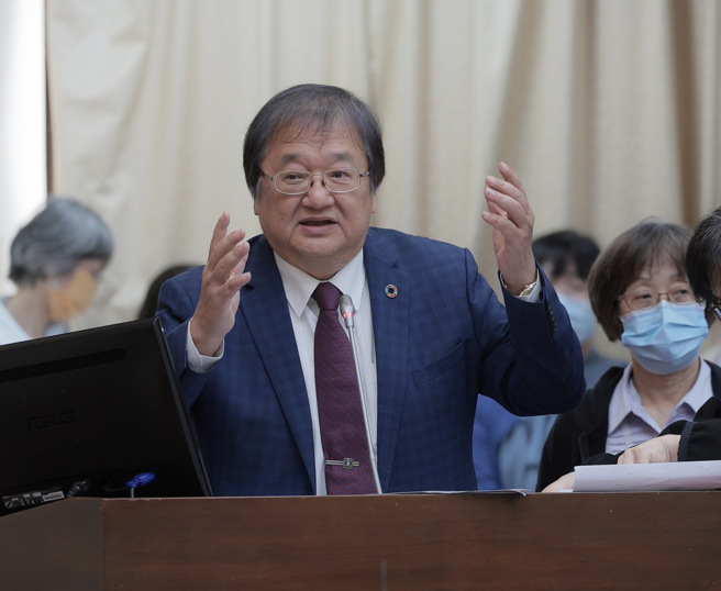 波波牙医议题延烧，民团抨击卫福部长邱泰源（前左）是「波波守门人」，替权贵擦脂抹粉；邱20日赴立法院备询时表示，他完全没有立场，如果有，也只是为了守护更好的医疗环境，政府会用最大诚意解决争议。（郭吉铨摄）