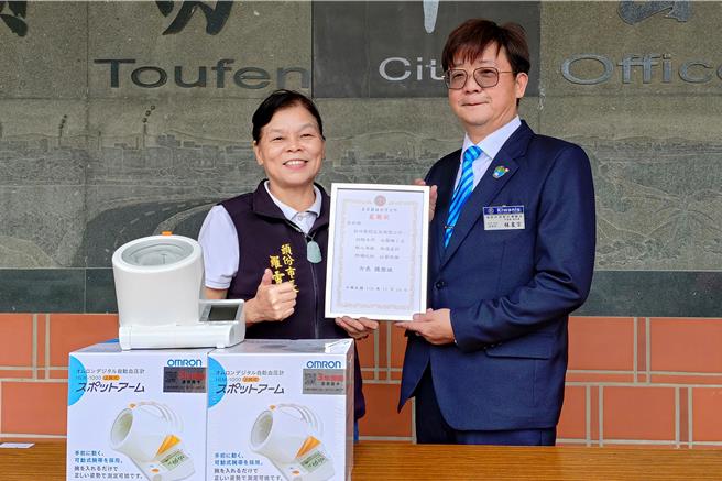 2024年11月20日苗栗县／头份市公所于20日上午10时举行感谢状致赠仪式，市长罗雪珠感谢钰林医药生技有限公司的热心回馈，并呼吁市民保持运动习惯与定期健康检查，共同守护健康生活。(吕丽甄摄)