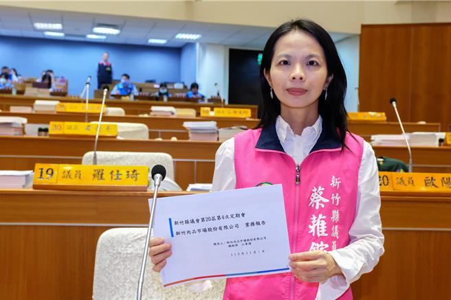 縣議員蔡蕥鍹20日質詢炮轟新竹肉品市場錢在賺，製造惡臭的環境成本讓民眾買單。（羅浚濱攝）