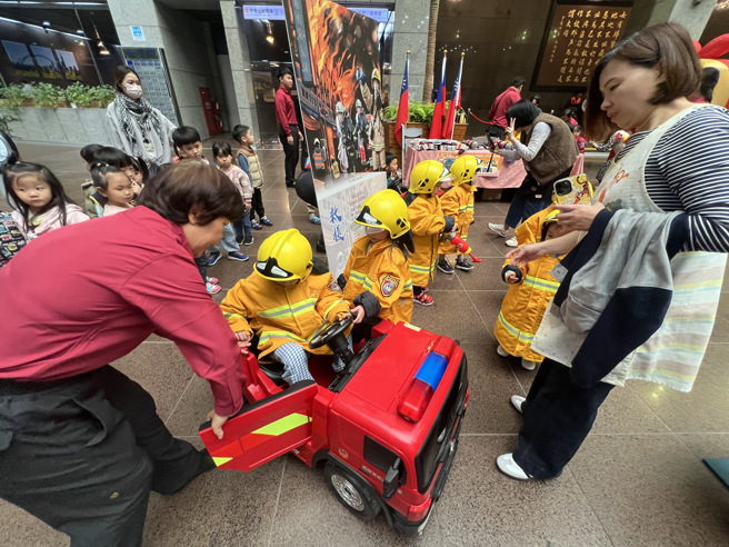 张温德副市长亲自出席发表会，现场提供多样宣导体验摊位及舞台表演，让现场大朋友、小朋友皆乐在其中。（图 / 刘咏韵翻摄）