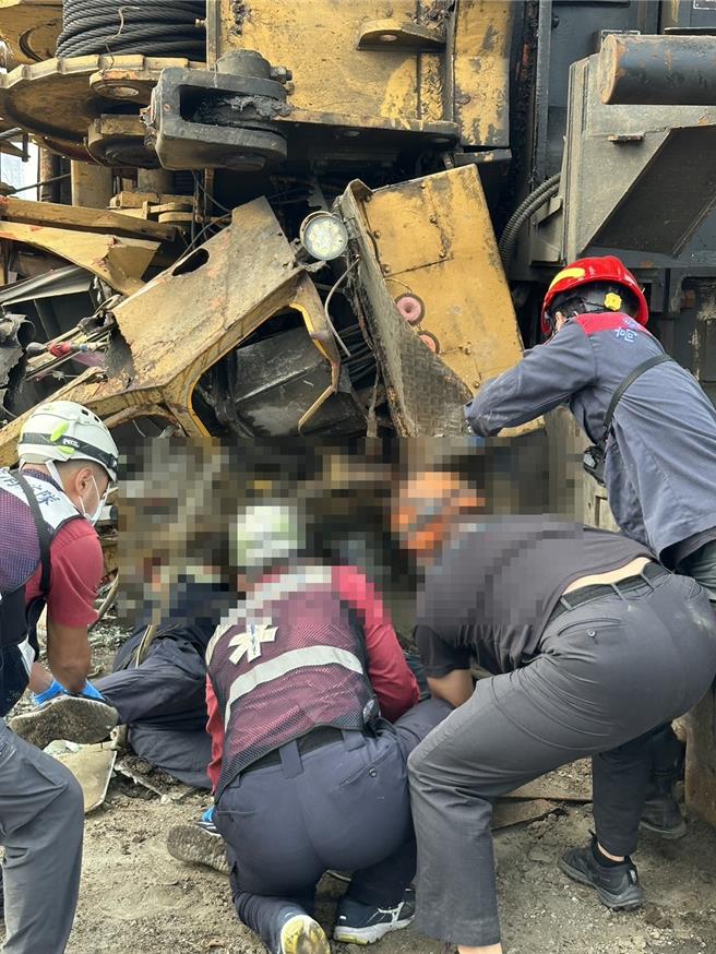 其他吊車協助脫困，但司機救出時已無生命跡象。（翻攝照片／洪靖宜高雄傳真）