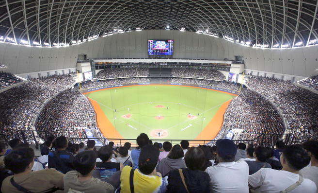 知名网红Cheap透露12强大巨蛋散场后，见到许多人无视禁菸标志在抽菸。（图／中时资料照）