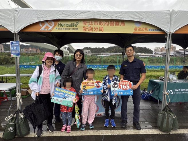 为响应市长及局长致各企业领导人的一封信，新店分局积极联繫辖内各大工会，希望藉由警方深入百工百业宣导识诈工作，进而避免民眾遭受财产损失。（新店警分局提供）