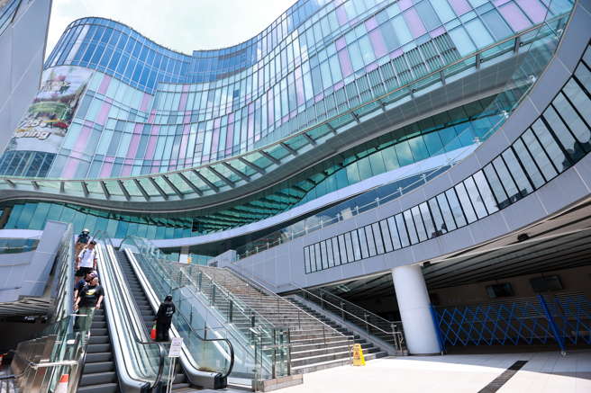 Cheap看到一群人站在大巨蛋角落抽菸，完全无视旁边贴着「禁菸标志」。（图／中时资料照）