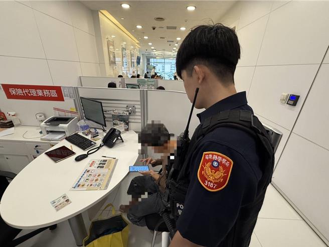 2024年11月20日苗栗县／苗栗县警察局头份分局与中国信托商银头份分行联手阻诈120万。(苗栗县警察局头份分局提供／吕丽甄苗栗传真）