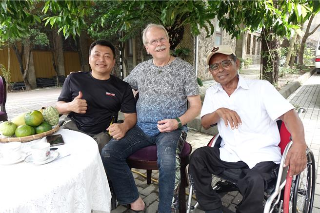 屏东伯大尼之家创办人挪威宣教士苏超生之子苏但以理（中）回到伯大尼，与第1代院生王燕琨（左）、麦章生（右）聚会，相当开心。（罗琦文摄）
