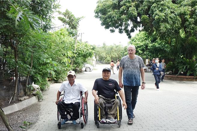 苏但以理（右起）回到伯大尼，与第1代院生王燕琨、麦章生逛园区。（罗琦文摄）