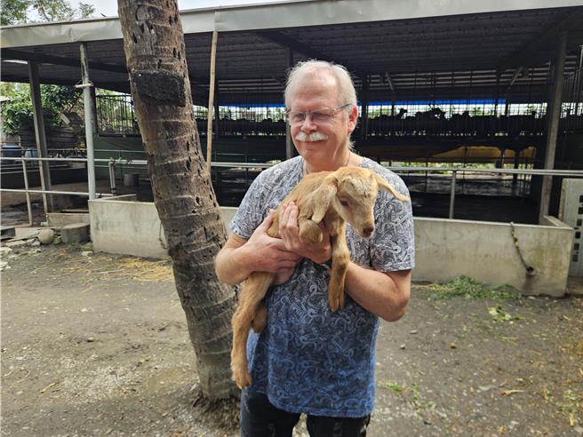 苏但以理抱着园区内养的小羊。（罗琦文摄）