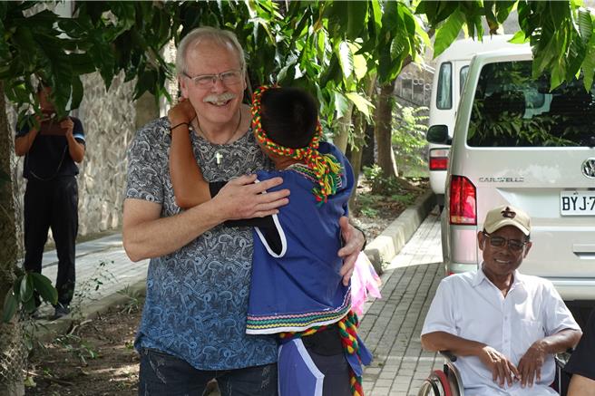 屏东伯大尼之家创办人之子苏但以理（中）回到伯大尼，院生热情拥抱。（罗琦文摄）