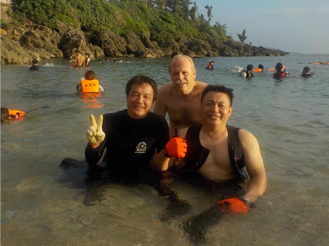 苏但以理（中）6年前也曾回到台湾，与第1代院生王燕琨（右）到垦丁潜水。（王燕琨提供／罗琦文屏东传真）