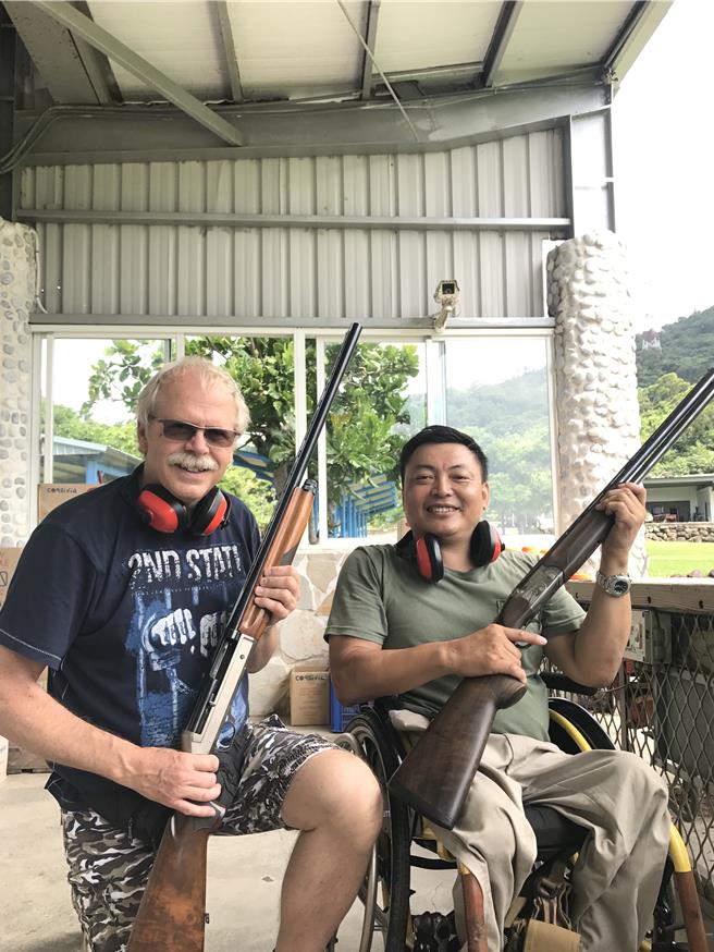 苏但以理（左）与第1代院生王燕琨（右）射击打靶。（王燕琨提供／罗琦文屏东传真）