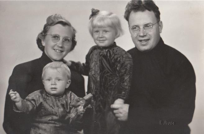 挪威宣教士苏超生（右）带着一家人到台湾创办伯大尼之家。（伯大尼之家提供／罗琦文屏东传真）