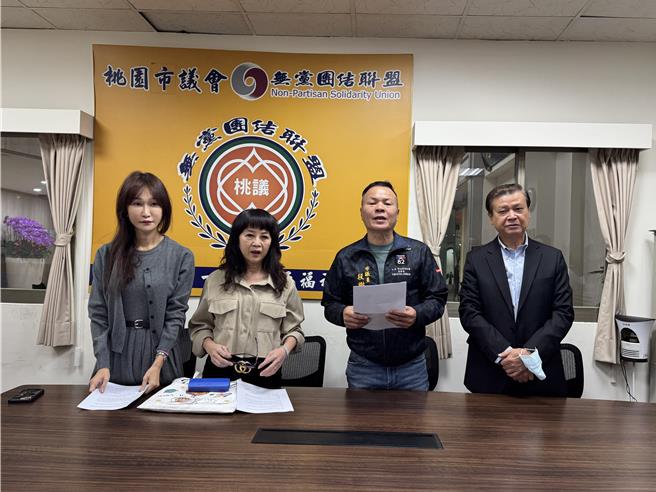 桃園「金牌好店」美德糕餅鋪老闆娘游素蘭20日在議員段樹文和黃瓊慧聲援下控訴遇到惡質營造商。(蔡依珍攝)