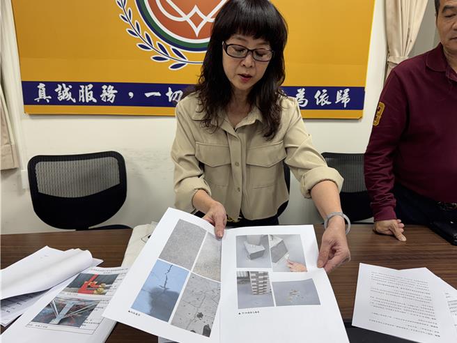 桃園「金牌好店」美德糕餅鋪老闆娘游素蘭20日在議員段樹文和黃瓊慧聲援下控訴遇到惡質營造商。(蔡依珍攝)