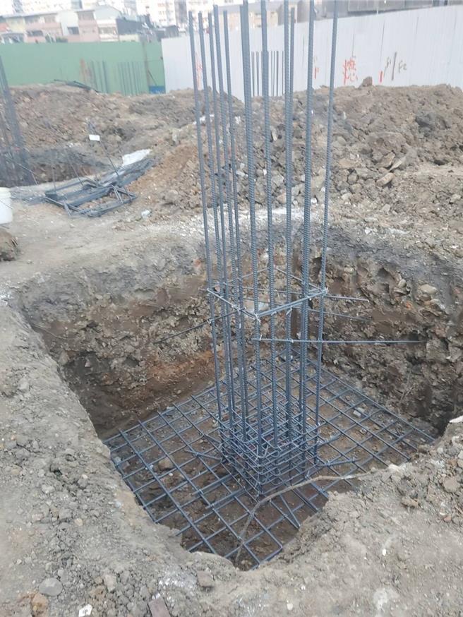 桃園「金牌好店」美德糕餅鋪老闆娘游素蘭20日控訴遇到惡質營造商，並出示地板龜裂、土坑裡綁鋼筋等照片批評施工品質不佳。(蔡依珍攝)