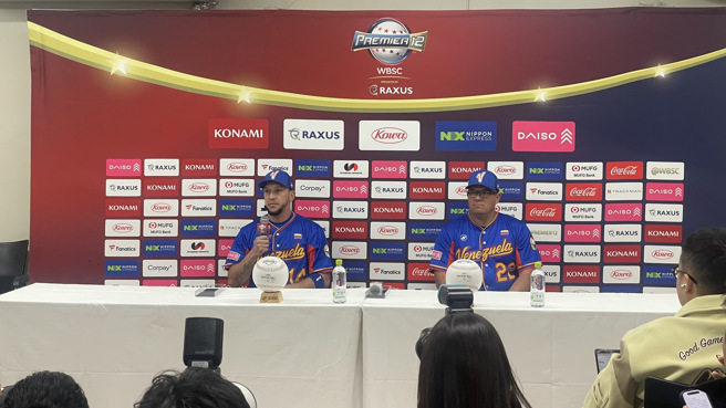 委内瑞拉总教练罗培兹（右）。（毛琬婷摄）