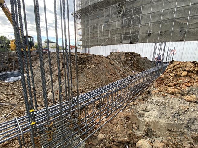 桃園「金牌好店」美德糕餅鋪老闆娘游素蘭20日控訴遇到惡質營造商，並出示地板龜裂、土坑裡綁鋼筋等照片批評施工品質不佳。(蔡依珍攝)