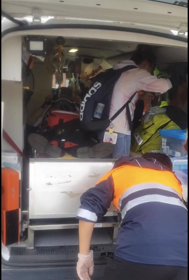 台鐵駕駛54歲林姓司機員，發車前在駕駛室，被發現失去生命跡象，消防局緊急送醫。（消防局提供／王志偉花蓮傳真）