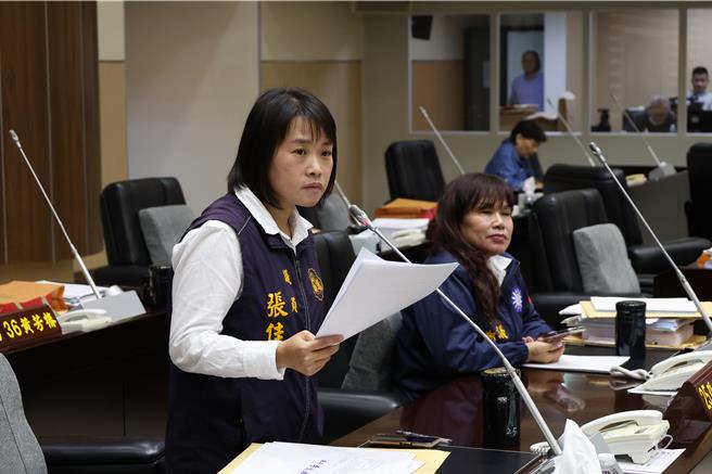 绿鬣蜥入侵苗栗县，引起县议员张佳玲关切。（谢明俊摄）