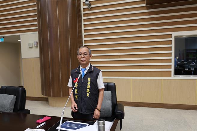 绿鬣蜥入侵苗栗县，引起县议员郑聚然关切。（谢明俊摄）