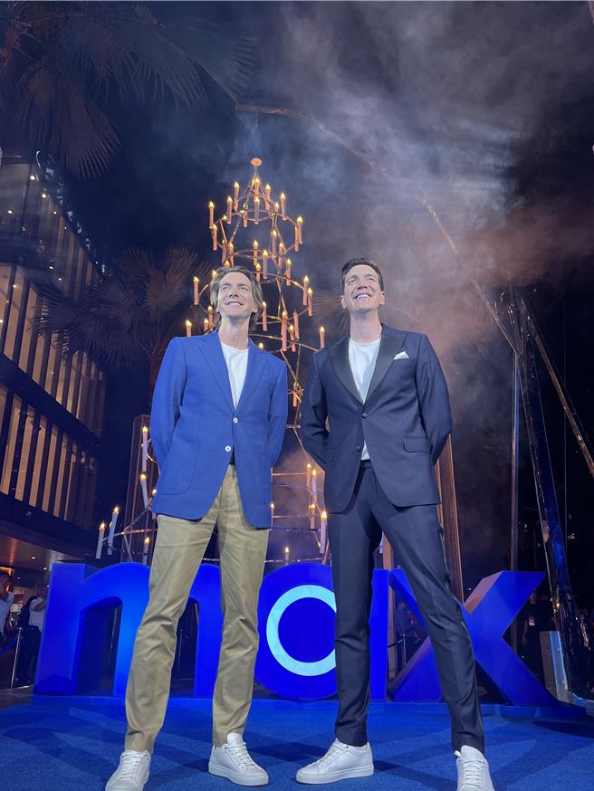 Max 19日晚间在马尼拉市中心举行上线活动，哈利波特系列电影中的双胞胎詹姆斯(左)以及奥利佛出席站台。（图／Max提供）