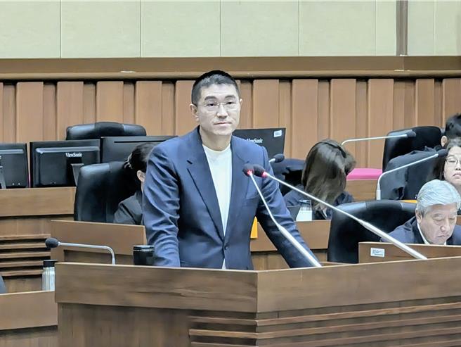 民進黨籍議員質疑左流右新疫苗施打政策，基隆市長謝國樑表示贊同，將與衛生局共同評估，是否在兩劑疫苗間應有一定間隔。（張志康攝）