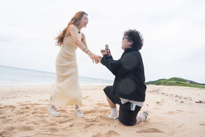 纳豆跟交往8年的女友依依求婚了。（TVBS提供）