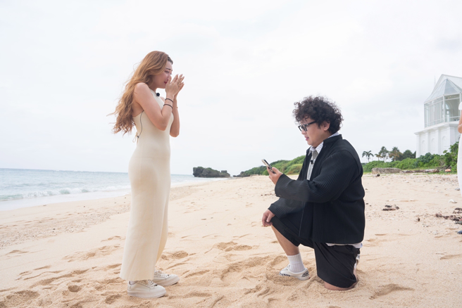 纳豆在沙滩上浪漫下跪，让依依非常感动。（TVBS提供）