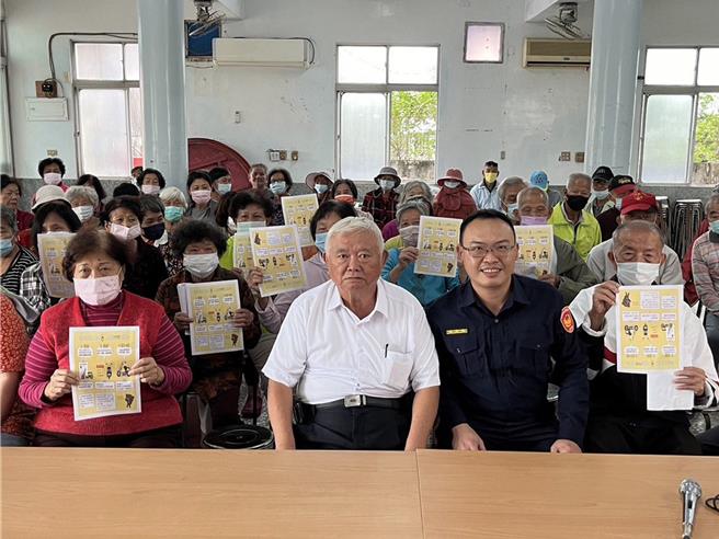 微型电动二轮车从11月30日起登记、领用及悬挂牌照后才能上路行驶，台南市警局交通大队持续针对学生、长者及外籍移工等重点使用族群加强宣导，并规画3阶段宣导及执法工作。（交大提供／洪荣志台南传真）