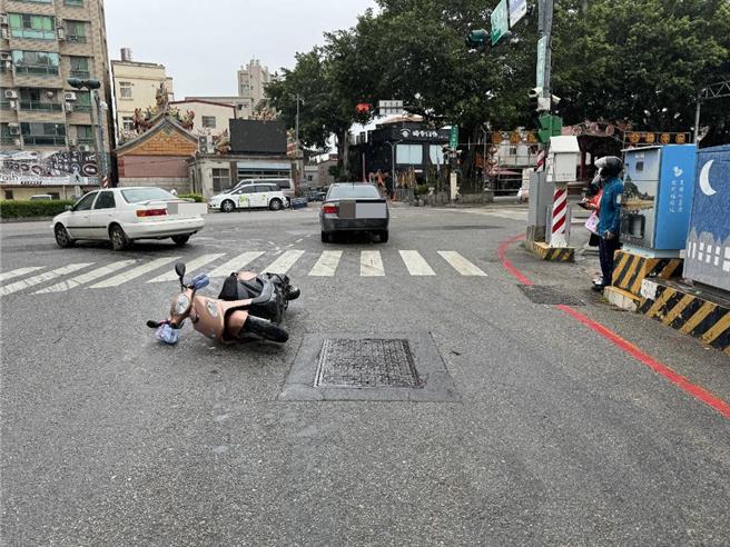 金门县金城镇民权路与光前路口，20日发生一起普自小客车追撞普重机车的交通事故，疑因小客车驾驶精神恍惚追撞前方同向停等红灯之普重机车。(图／警方提供)